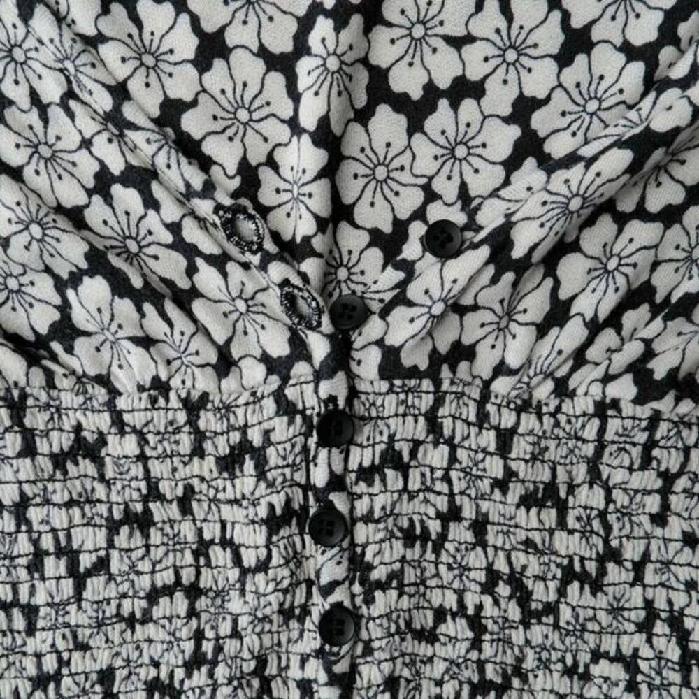 Urban Outfitters Floral Faux Button Black Stone Smocked Top Women's‎ Size XS - Picture 4 of 7